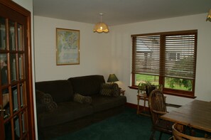 Family House | 4 bedrooms, iron/ironing board, free cribs/infant beds, travel crib - The Paddock (Brora)