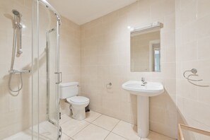 Comfort Apartment, 2 Bedrooms | Bathroom | Shower, free toiletries, hair dryer, towels - The Arthur Guinness suite- hiphipstay (Dublin)