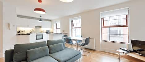 Comfort appartement, 2 slaapkamers | Woonruimte | Een flatscreentelevisie