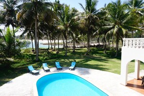 Ulkouima-allas, aurinkotuoleja