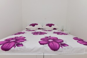Apartment, Sea View | Desk, soundproofing, iron/ironing board, free WiFi - Apartman Dominik (Makarska)