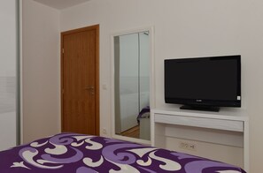 Desk, soundproofing, iron/ironing board, free WiFi - Apartman Dominik (Makarska)