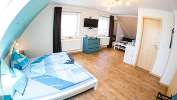 Apartment (Wasserzimmer) | Peralatan tempat tidur premium, meja, seterika/papan seterika