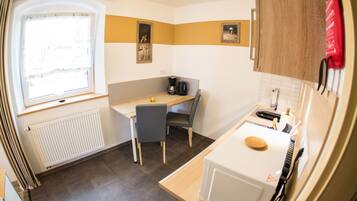 Apartment (Weizenzimmer) | Private kitchen | Full-sized fridge, microwave, stovetop, dishwasher