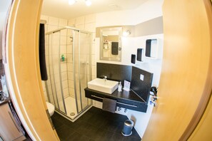 Lejlighed (Blumenzimmer) | Badeværelse | Bruser, gratis toiletartikler, hårtørrer, håndklæder