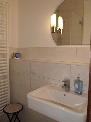 Appartement (incl.35EUR cleaning&10EUR service fee) | Salle de bain | Douche, sèche-cheveux, serviettes fournies