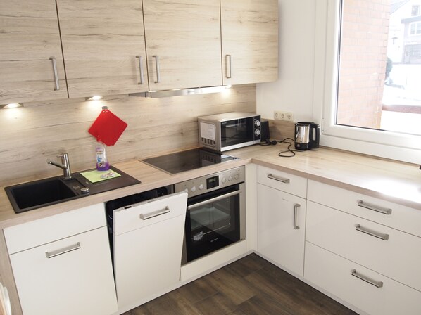 Kühlschrank, Herdplatte, Wasserkocher mit Kaffee-/Teezubehör