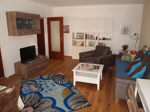Apartamento (incl. 45 EUR cleaning fee) | Sala de estar | TV de tela plana