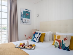 Egyptian cotton sheets, premium bedding, minibar, in-room safe - Hôtel La Tour de Nesle La Rochelle Vieux Port (La Rochelle)