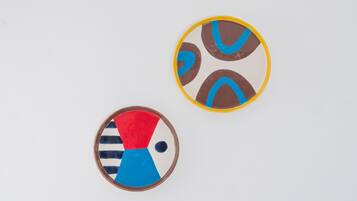 Dos objetos circulares con distintos patrones y colores.