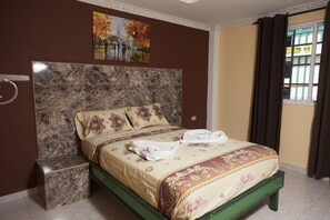 Habitación doble, 1 cama matrimonial, para no fumadores, vista a la ciudad | Insonorización, tabla de planchar con plancha y wifi gratis 