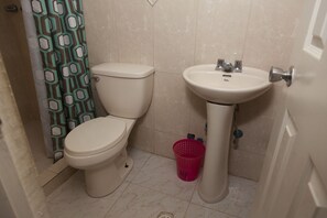 Quarto casal, 1 cama de casal, para não fumantes, vista para a cidade | Banheiro | Chuveiro, produtos de toalete grátis