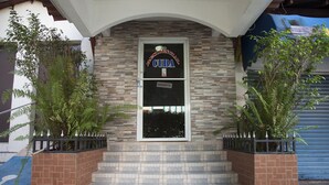 Una entrada de edificio con un cartel que dice "CUBA" y "ABIERTO".