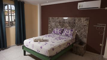 Habitación doble, 1 cama matrimonial, para no fumadores, vista a la ciudad | Insonorización, tabla de planchar con plancha y wifi gratis