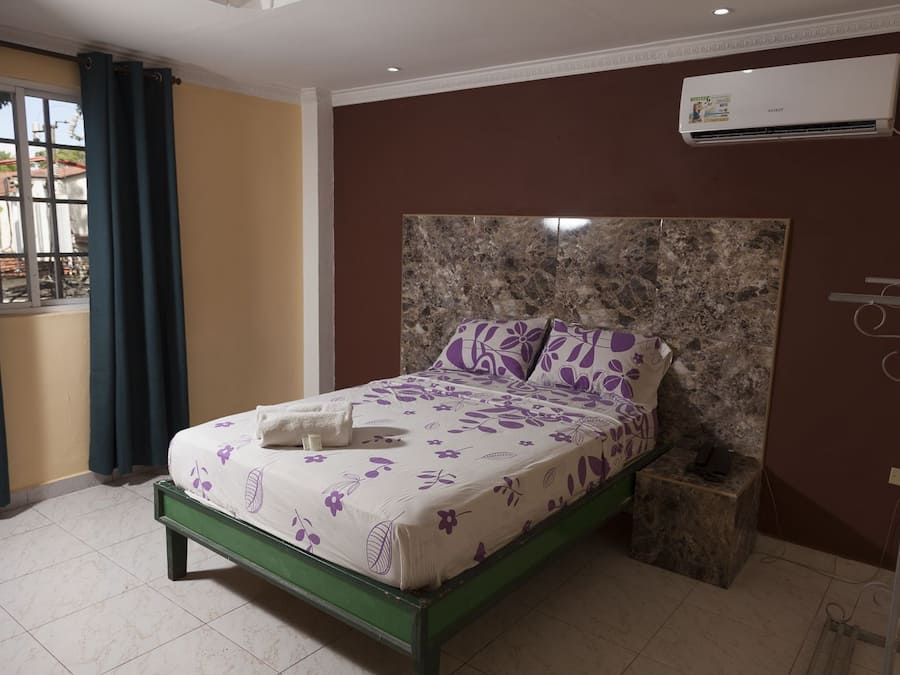 Sistema de insonorización, tabla de planchar con plancha y wifi gratis