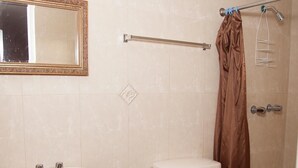 Un baño con lavamanos pedestal, inodoro y ducha.