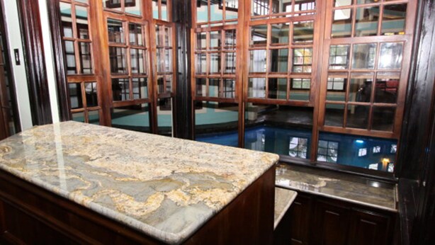 Piscina interna, espreguiçadeiras