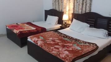 Luxury Twin Room, 1 Large Twin Bed | Living room | 42-inch Smart TV with satellite channels, TV