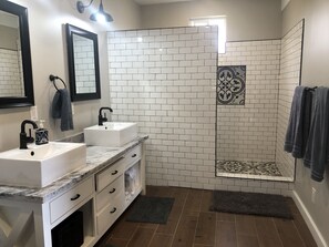 Bañera con ducha, secador de pelo, toallas, jabón