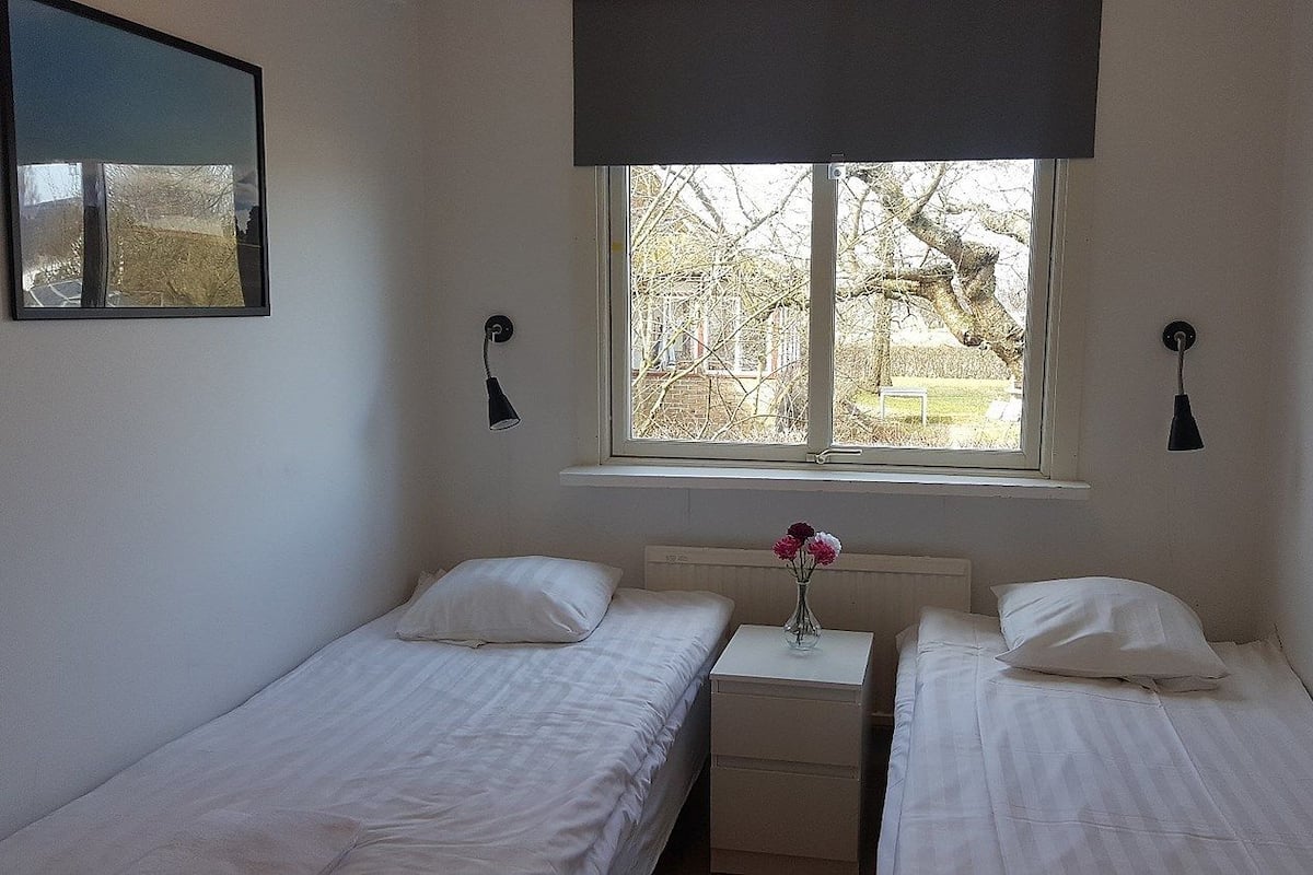 Standard Twin Room, Shared Bathroom (Pensionatsrum Loften) | Iron/ironing board, free WiFi, bed sheets