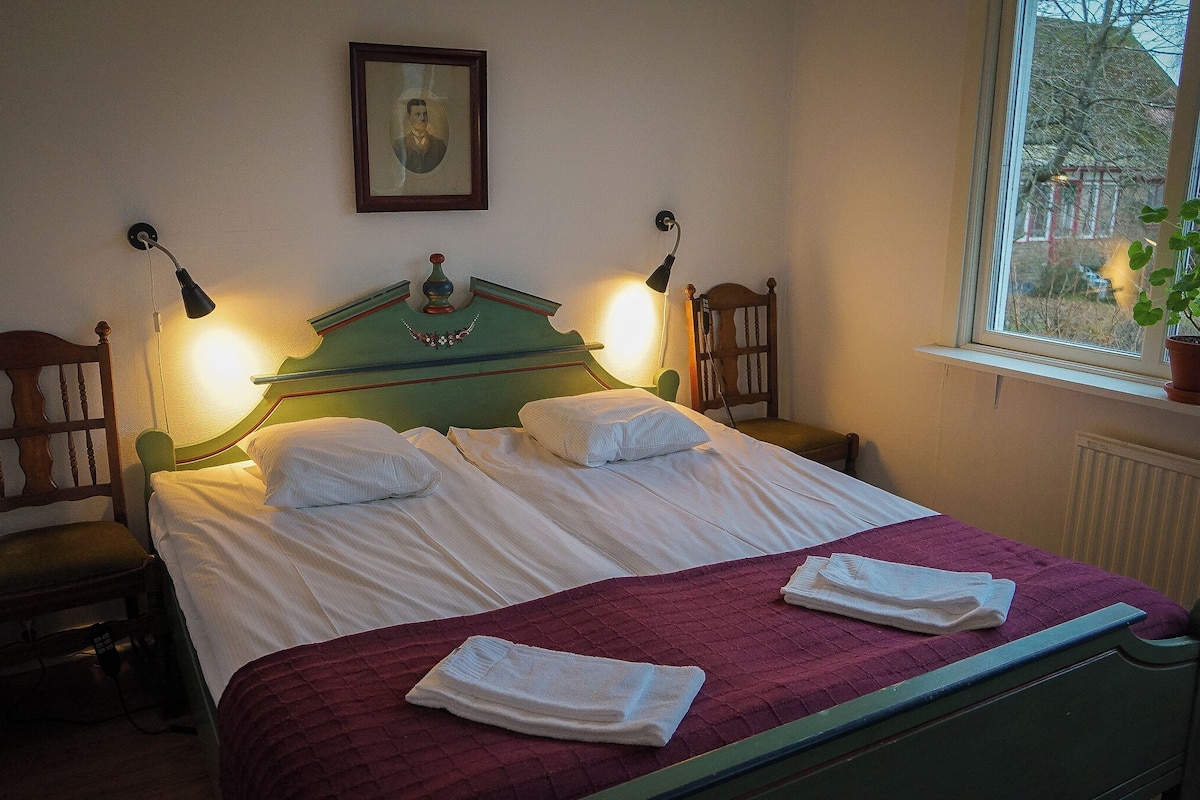 Iron/ironing board, free WiFi, bed sheets