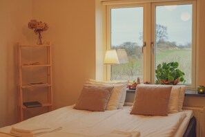 Comfort Room, Multiple Beds | Iron/ironing board, free WiFi, bed sheets