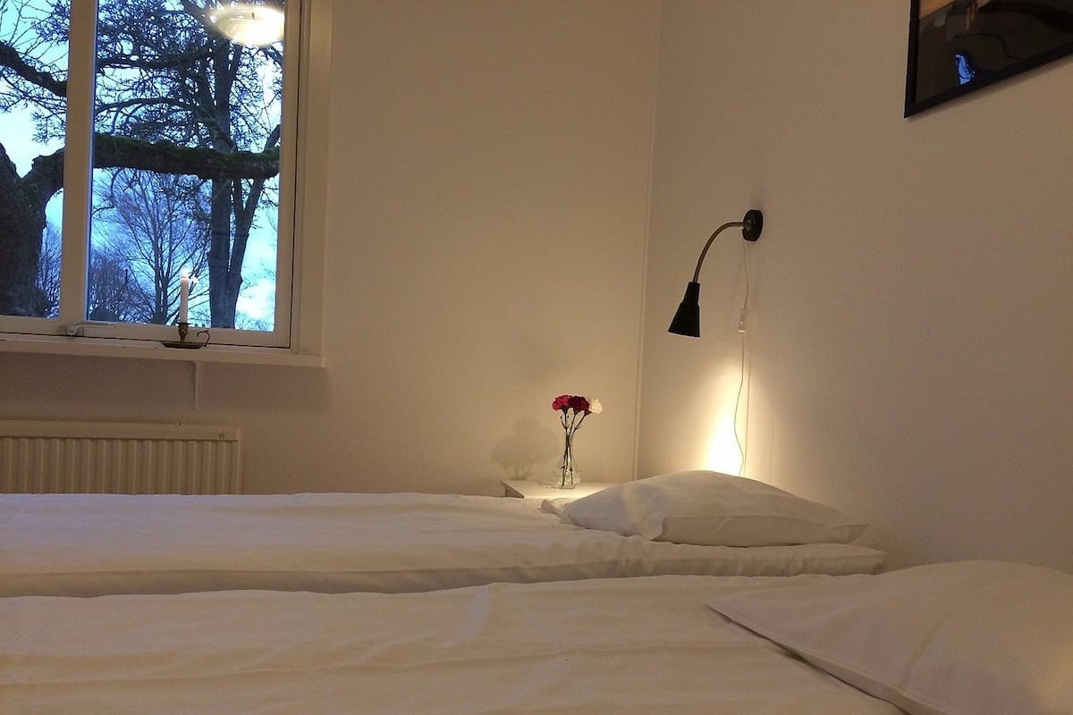 Iron/ironing board, free WiFi, bed sheets