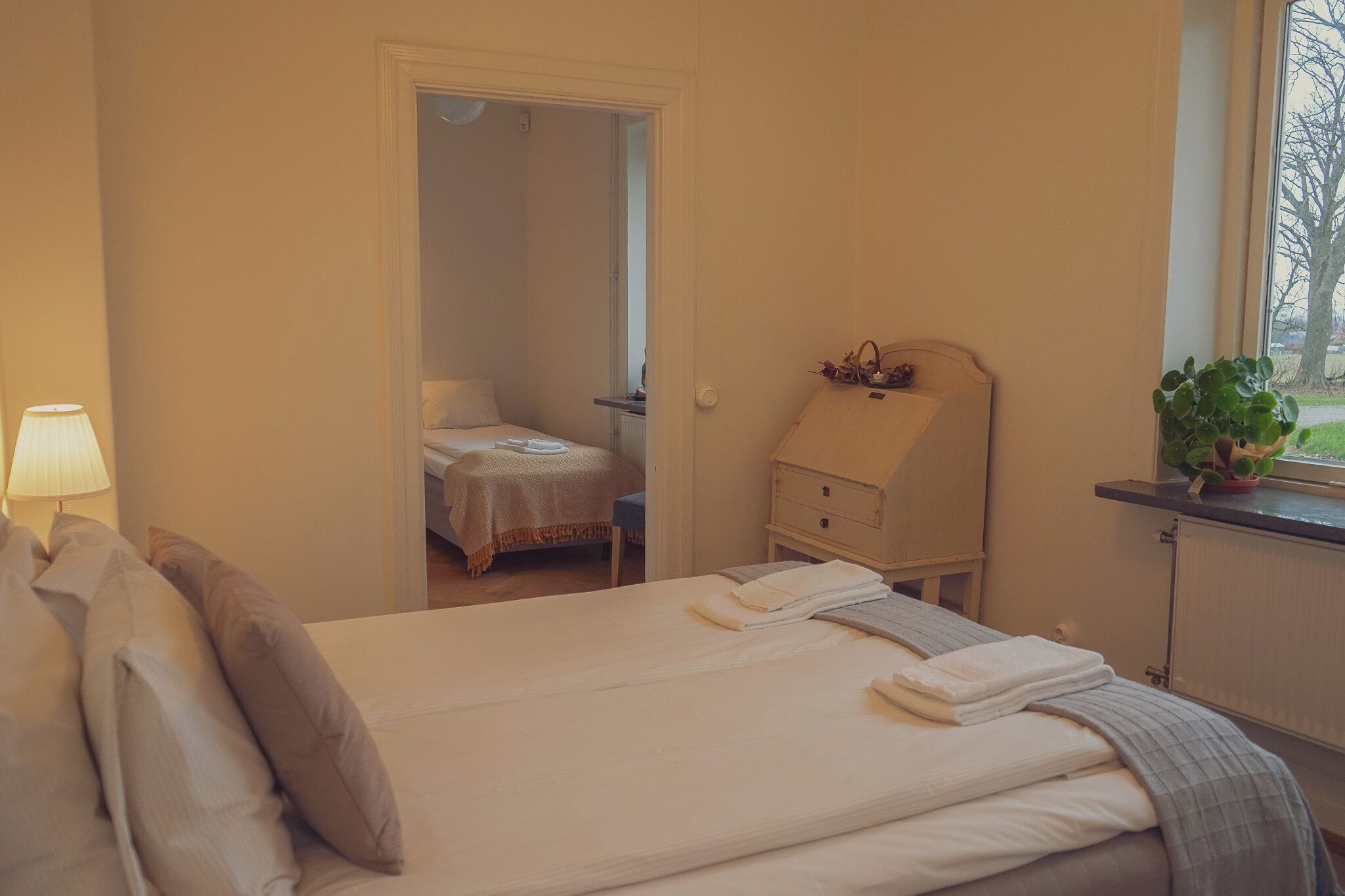 Kolmen hengen comfort-huone | Silitysrauta/-lauta, ilmainen Wi-Fi, vuodevaatteet