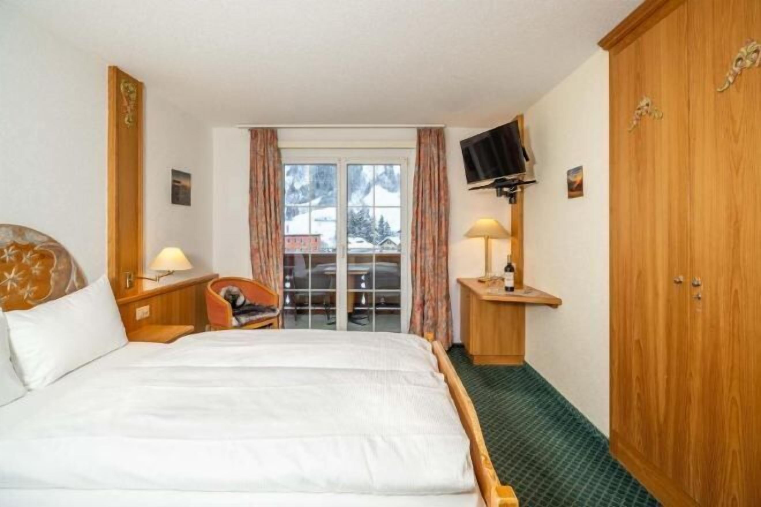 In-room safe, individually decorated, desk, laptop workspace