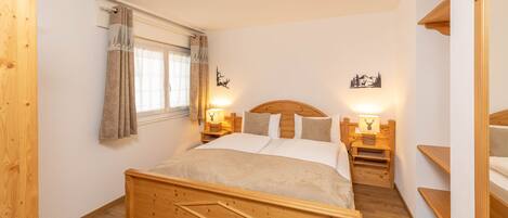 Familien-Vierbettzimmer, Balkon, Bergblick | Zimmersafe, individuell dekoriert, Schreibtisch