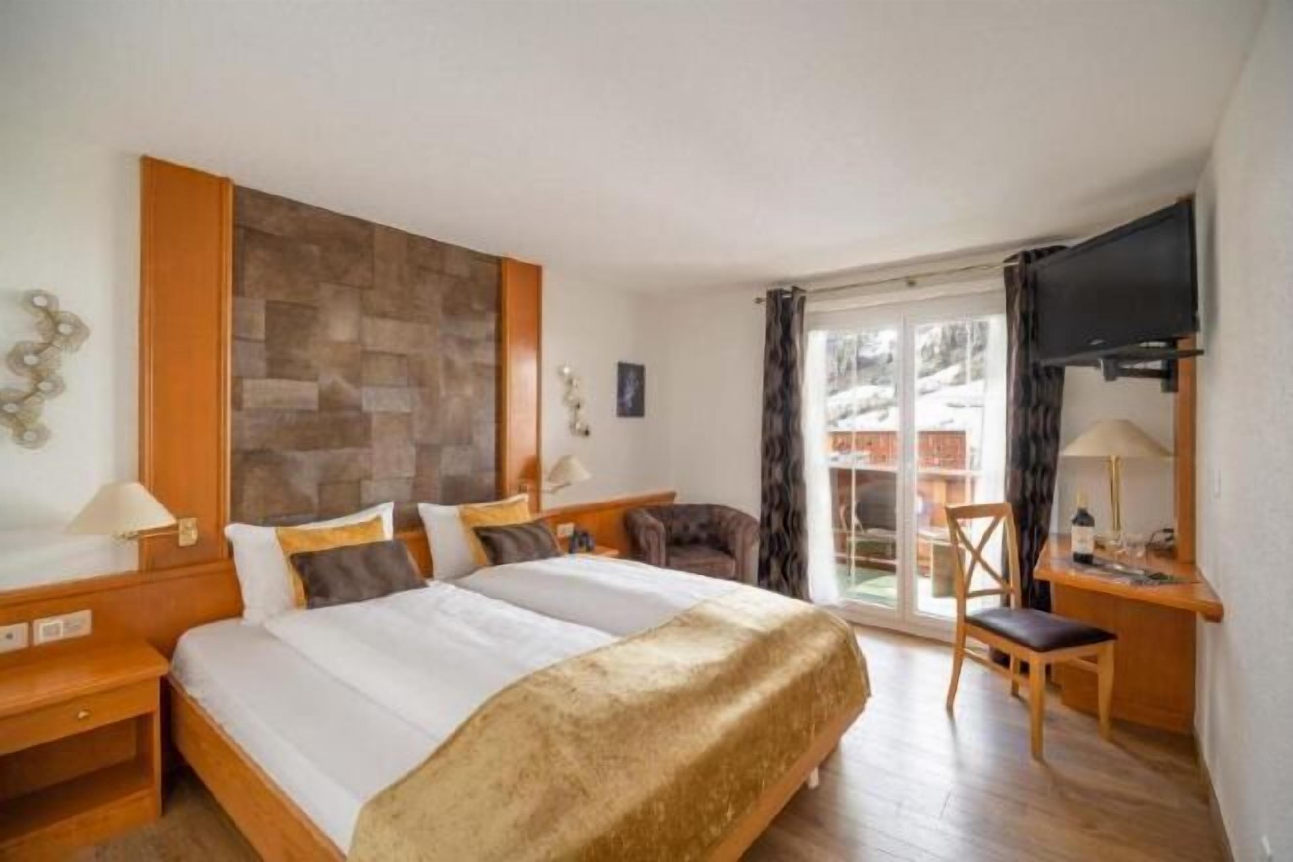 In-room safe, individually decorated, desk, laptop workspace