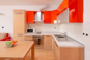 Apartemen Klasik (12) | Dapur pribadi | Lemari es besar, microwave, oven, dan kompor