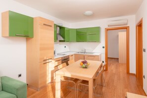 Apartamento familiar (6) | Cocina privada | Frigorífico grande, microondas, horno y placa de cocina
