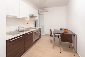 Apartemen Basic (14) | Dapur pribadi | Lemari es besar, microwave, oven, dan kompor