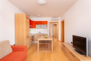 Classic Apartment (12) | Private kitchen | Full-sized fridge, microwave, oven, stovetop - Villa Tucepi Apartments (Tucepi)