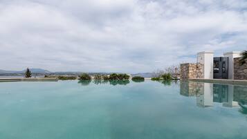 Hồ bơi ngoài trời, dù/ô trên bãi biển/hồ bơi, ghế dài tắm nắng