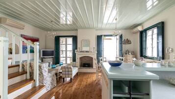 Biệt thự, 6 phòng ngủ, quang cảnh biển | Khu phòng khách | Smart TV, Netflix, đầu đĩa DVD