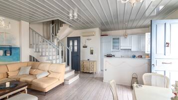 Biệt thự, 6 phòng ngủ, quang cảnh biển | Khu phòng khách | Smart TV, Netflix, đầu đĩa DVD