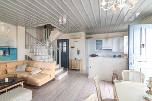 Villa, 6 habitaciones, vista al mar | Área de sala de estar | Smart TV, Netflix y reproductor de DVD