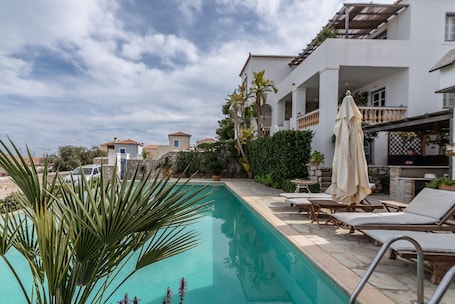 Outdoor pool, pool umbrellas, sun loungers