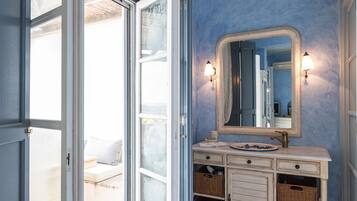 Villa, 6 Bedrooms, Sea View | Room amenity