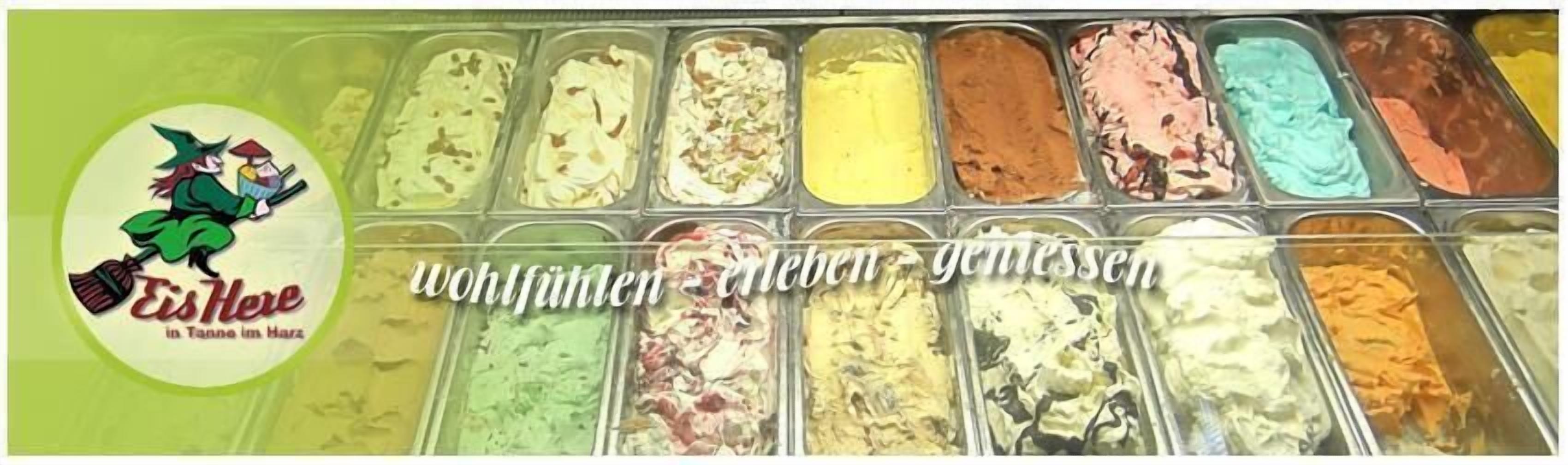 Variedad de sabores de helado en un expositor refrigerado.