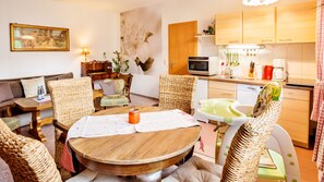 Familie appartement, 1 queensize bed met slaapbank | Privékeuken | Een koelkast/vriezer, een magnetron, een oven, een vaatwasser