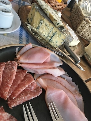 Daily buffet breakfast for a fee