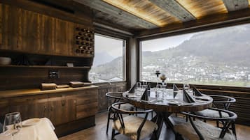 2 restaurants, lunch, dinner served; local cuisine