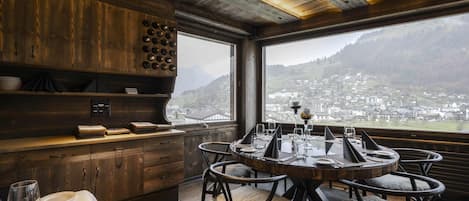 2 restaurantes; se sirve almuerzo y cena; cocina local