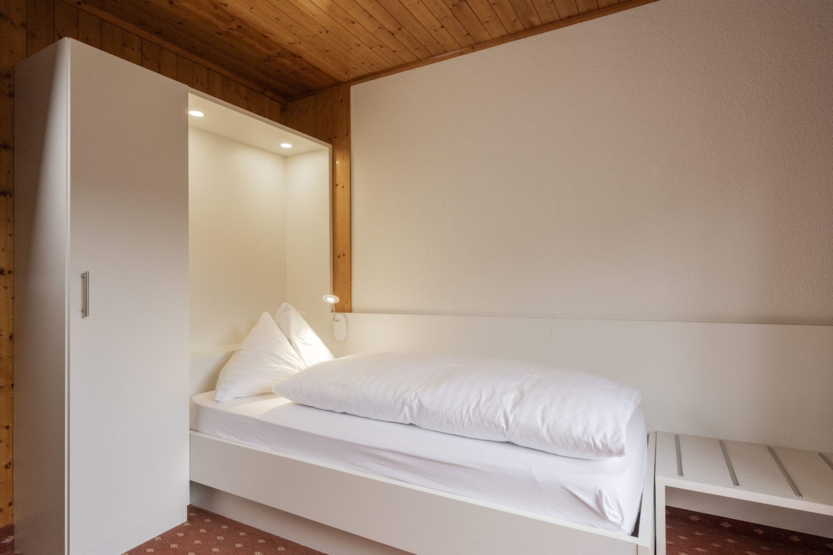 Caja de seguridad en la habitación y escritorio