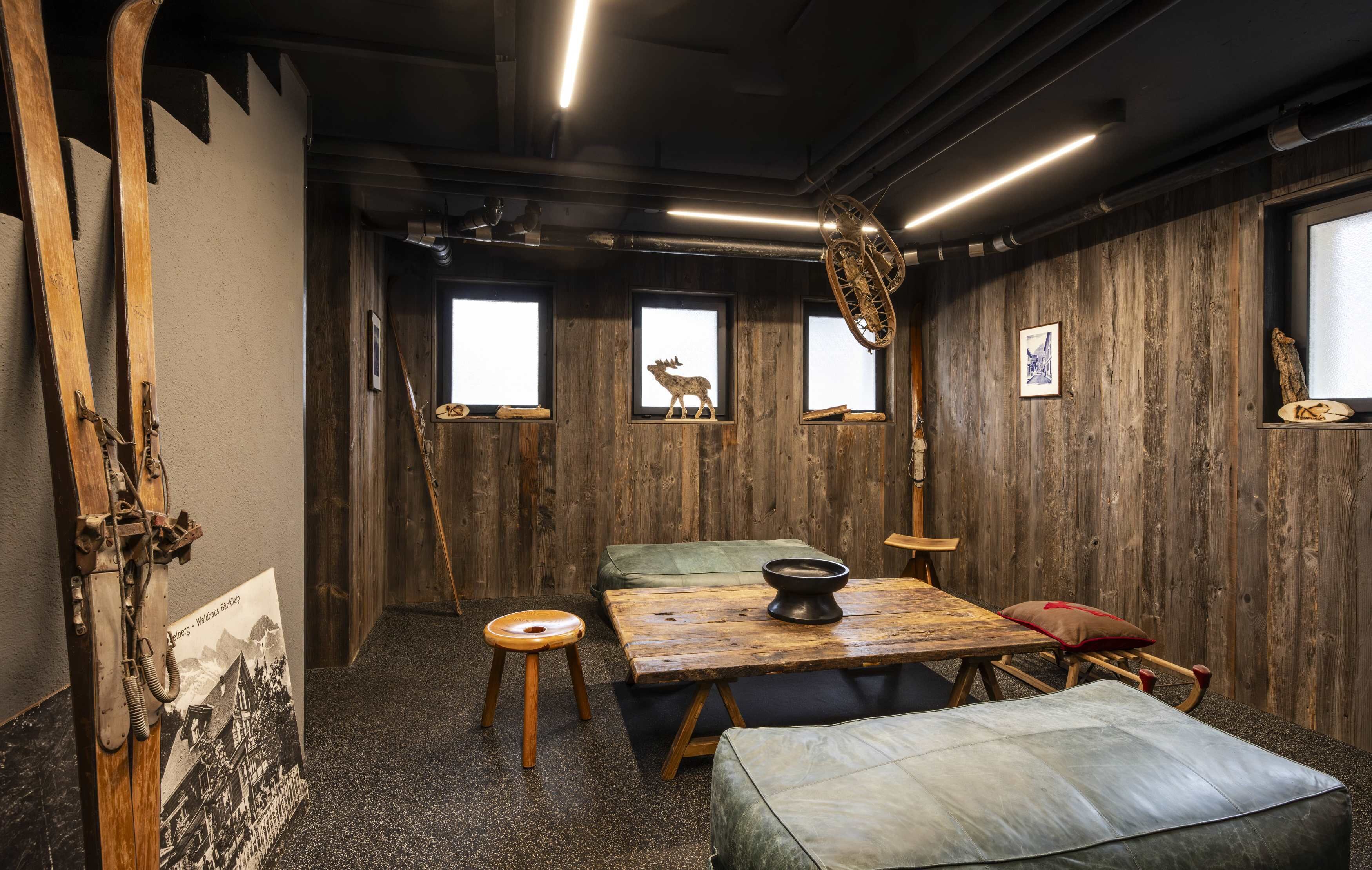 2 restaurants, lunch, dinner served; local cuisine