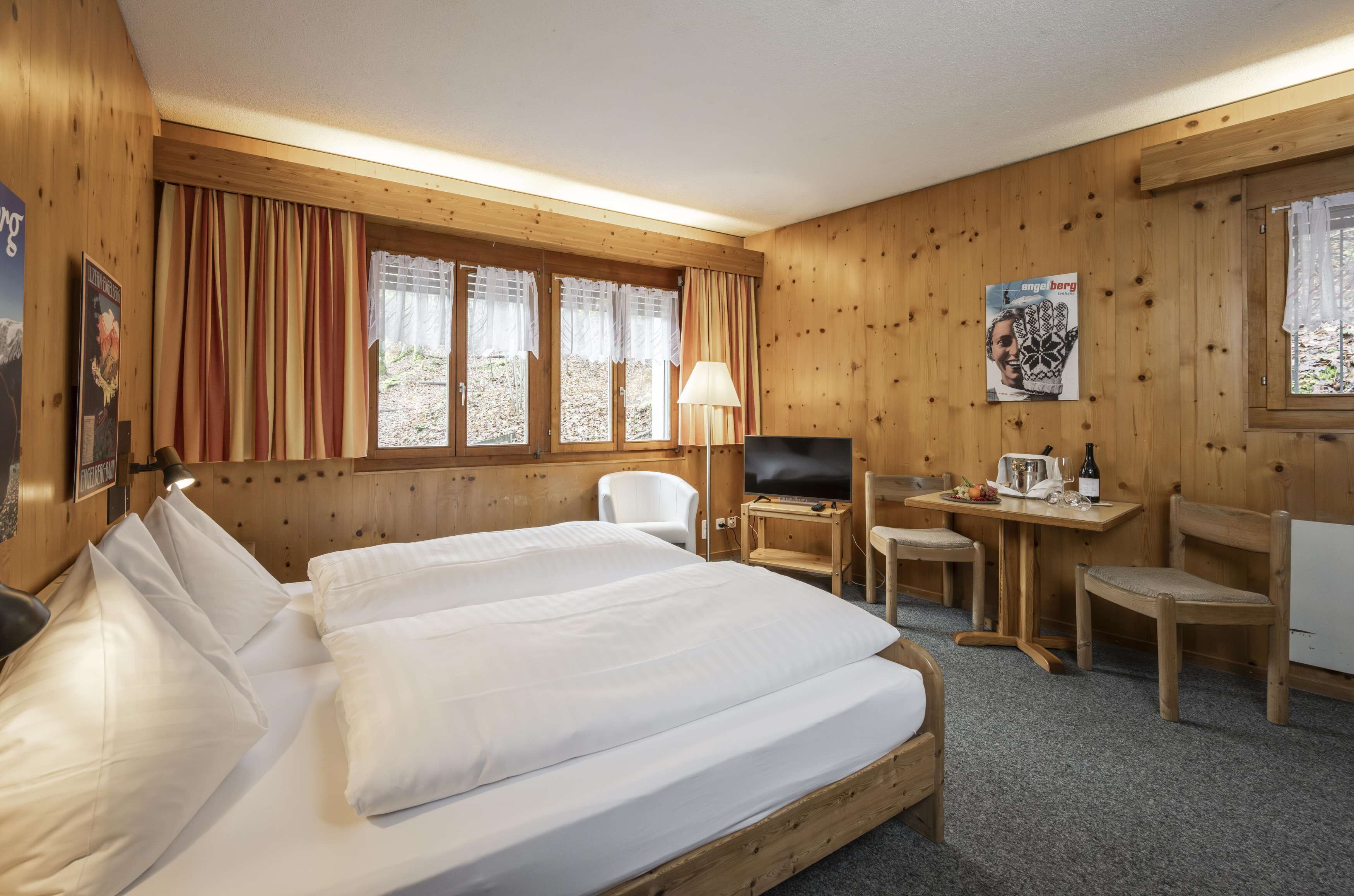 double room | 1 bedroom, in-room safe, desk, laptop workspace