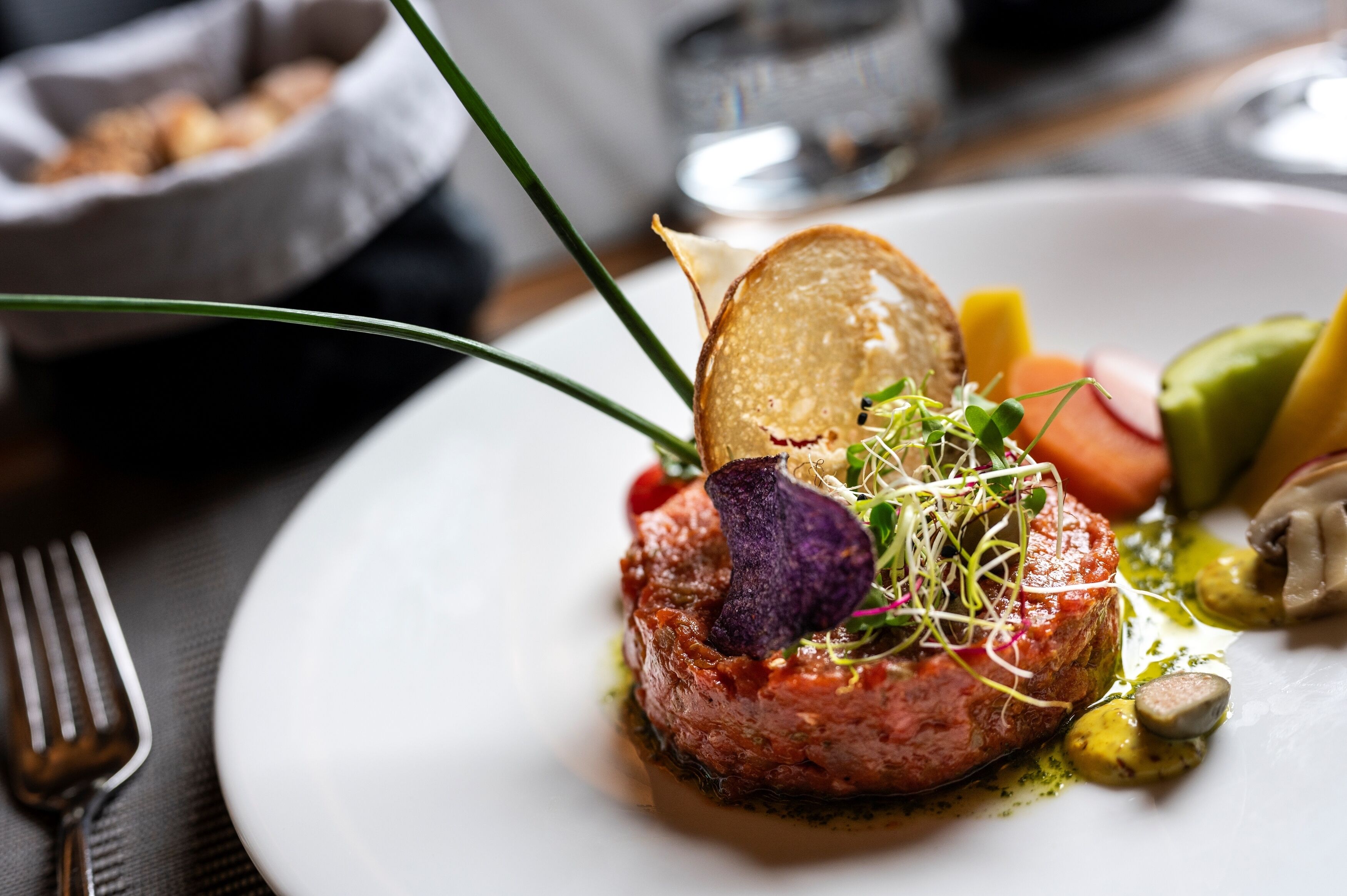 Ein Teller mit einem Steak, Gemüse und einem Stück Brot.
